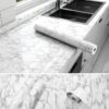 Rollo adhesivo marmoleado blanco con gris en meson de cocina