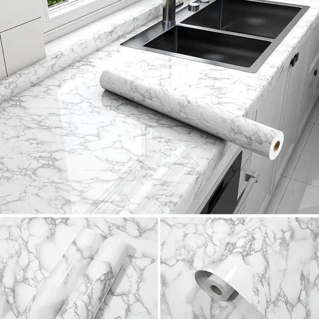 Rollo adhesivo marmoleado blanco con gris en meson de cocina