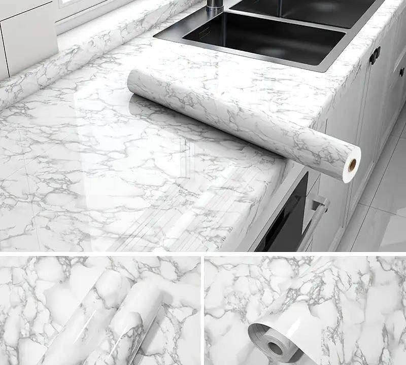 Rollo adhesivo marmoleado blanco con gris en meson de cocina